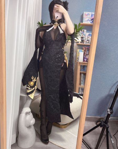 隔着衣服轻揉她的胸