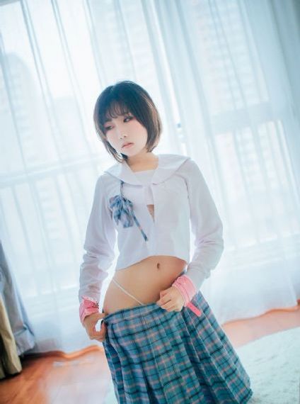 手伸进她的乳罩里揉搓着
